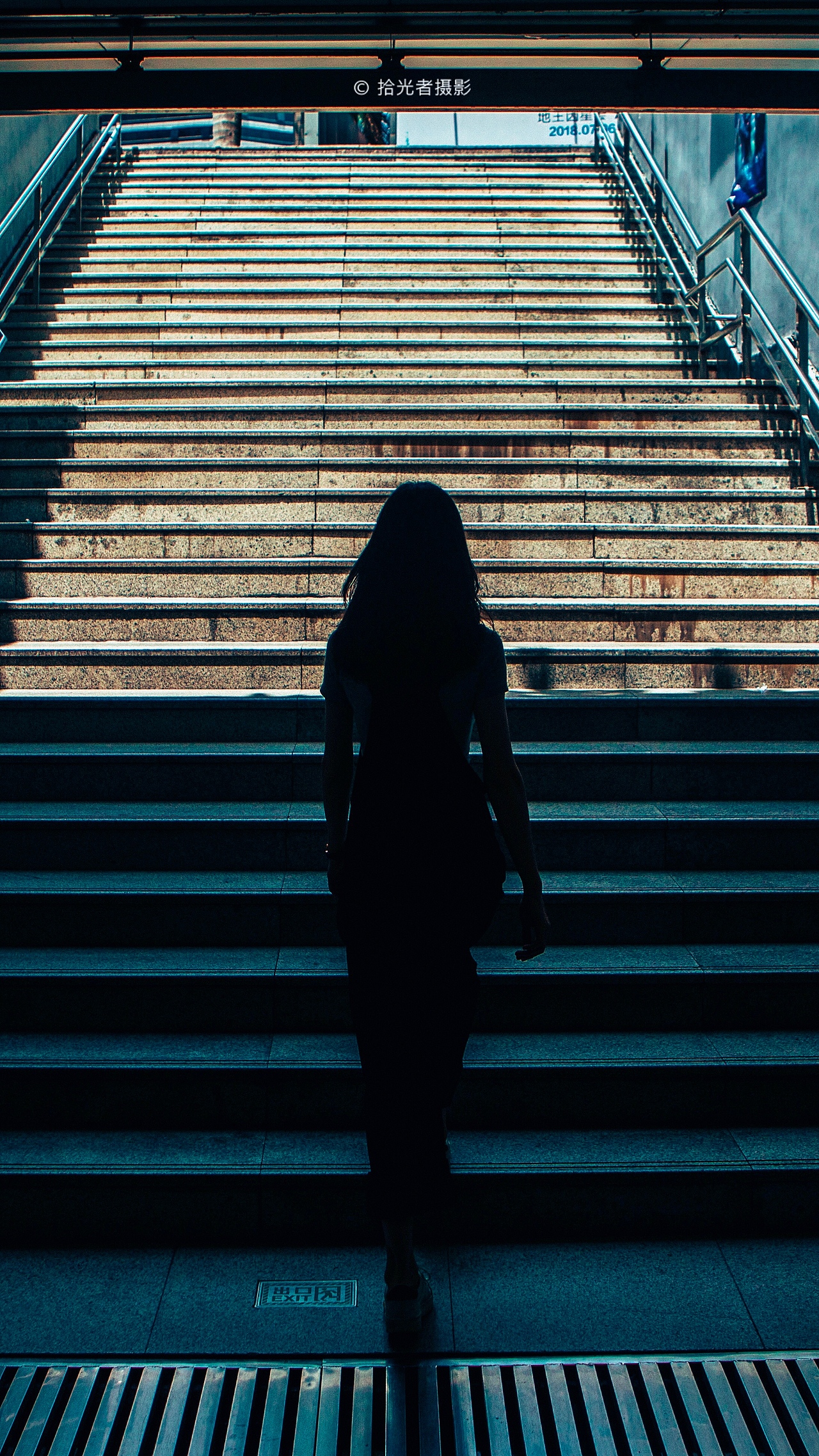 把背影纪实瞬间拼成一幅画