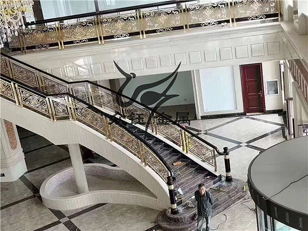 铝铜楼梯护栏 别墅K金旋转楼梯栏杆靓丽且典雅