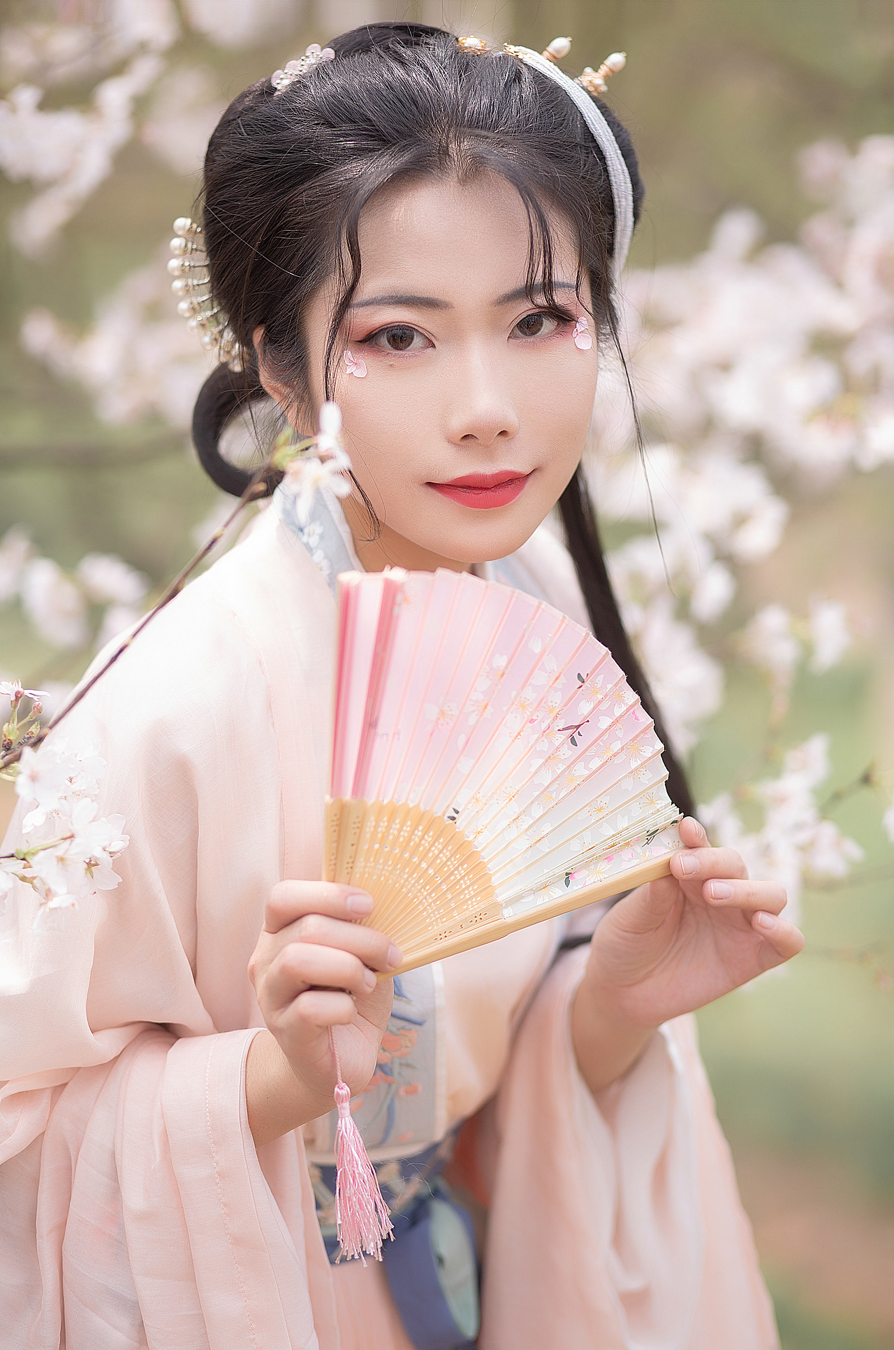 樱花汉服少女 红