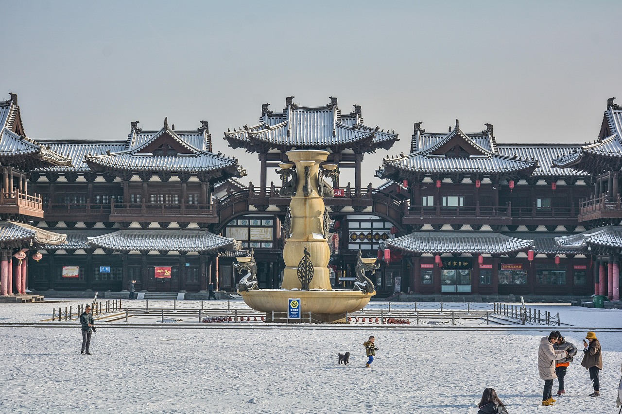 雪后的大同市古城区华严寺广场,一派祥和.