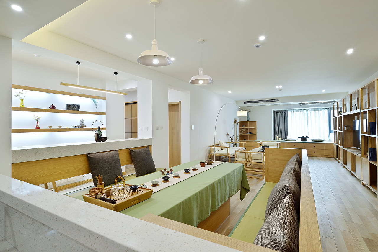 把自然气息引入空间，整体空间颜色布局自然清爽，给人一种极大地舒适感。木制家具以淡绿色点缀，清新而又不失优雅气质。
