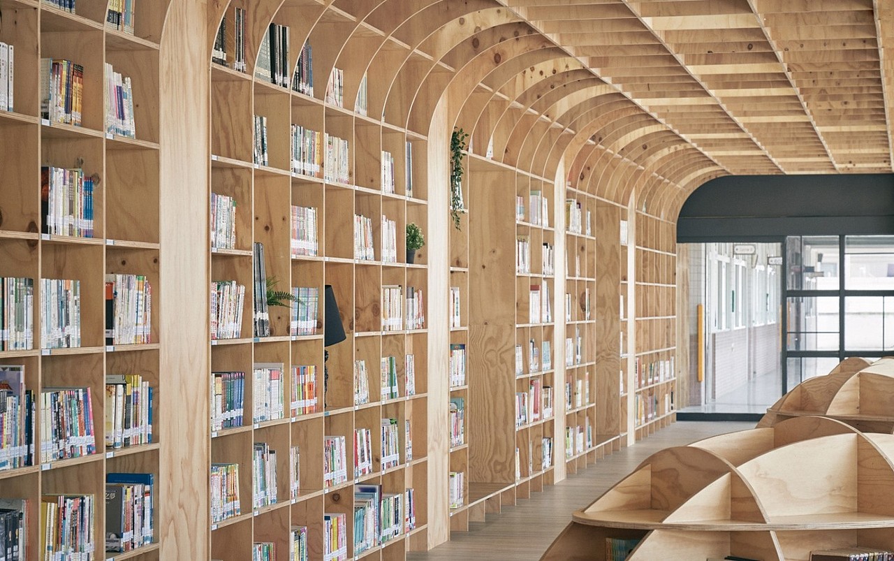 图书馆设计丨书墙延伸至天花板像整片树林