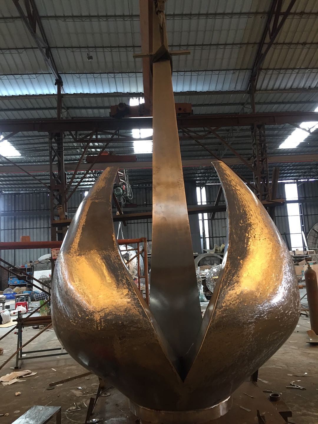 大型不锈钢雕塑制作现场 出口新加坡的雕塑（图ZMjMwNzQ2NTI0） - 工艺品设计 - 站酷设计师高档金属制品原创素材 - 站酷ZCOOL