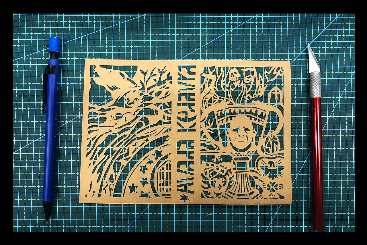 左侧:阿兹卡班的囚徒——主体是时间转换器,中心是关押小天狼星的监狱门,左上角是狼人和巴克比克,以及和打人柳缠绕在一起的摄魂怪和守护神
中间:阿瓦达死咒<br>右侧:火焰杯——主体是火焰杯,中心是伏地魔的脸,下角两侧分别是德姆斯特朗和波斯巴顿的校徽,火焰杯上上燃烧的是仆人的肉,父亲的骨以及仇人的血