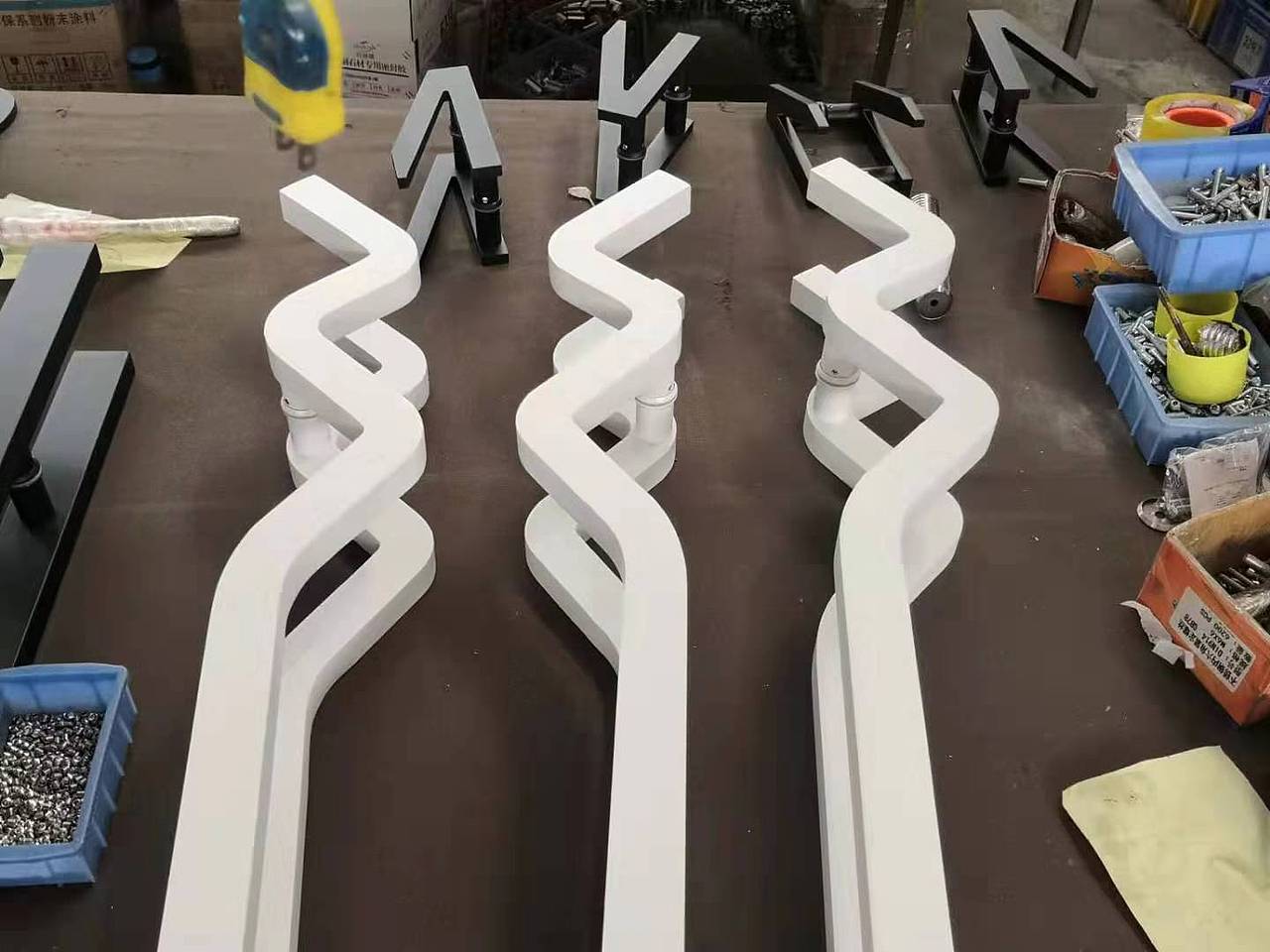 上海工作室定制简约烤漆白高档异形大门拉手