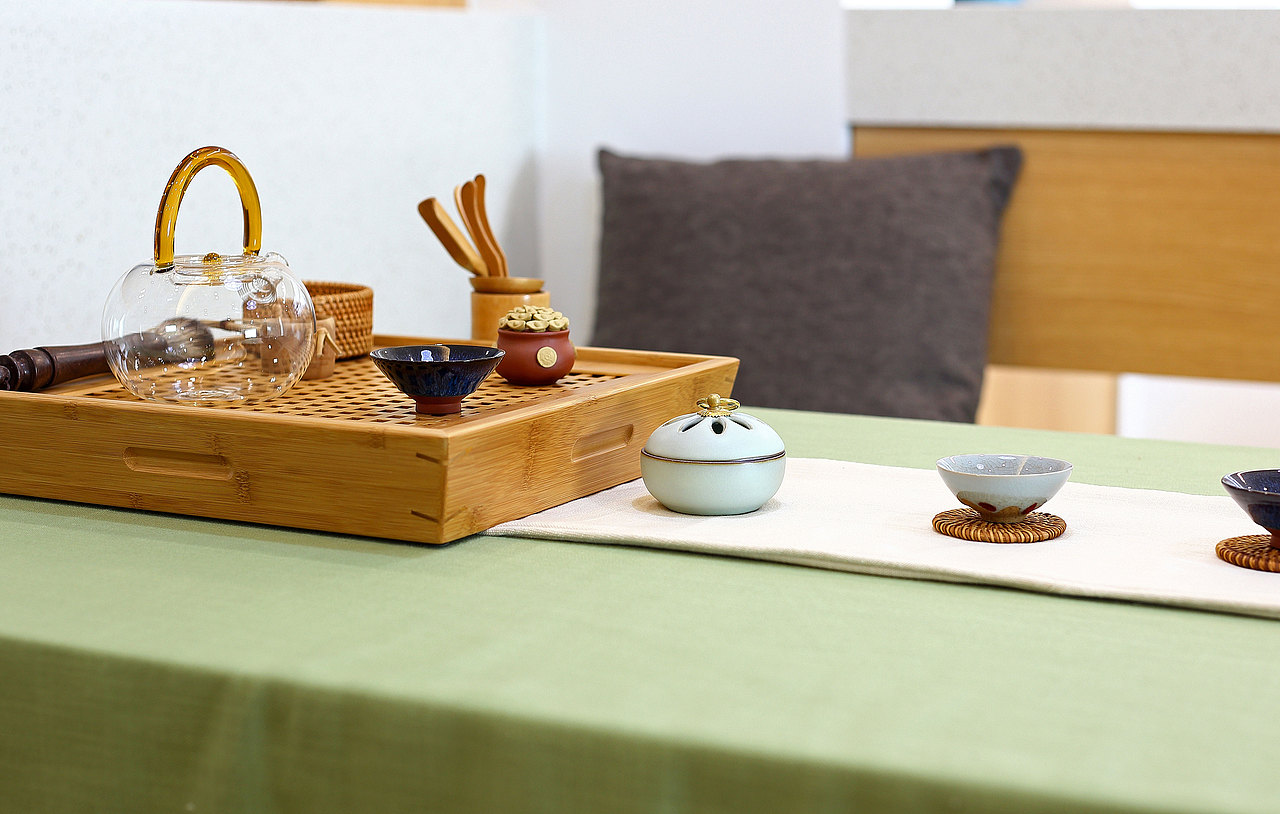 续一杯茶，翻几页书，享受最安静、最惬意的时光。茶桌上的茶具与整体空间氛围相互呼应，给饮茶区增添了一笔优雅禅意的美感。