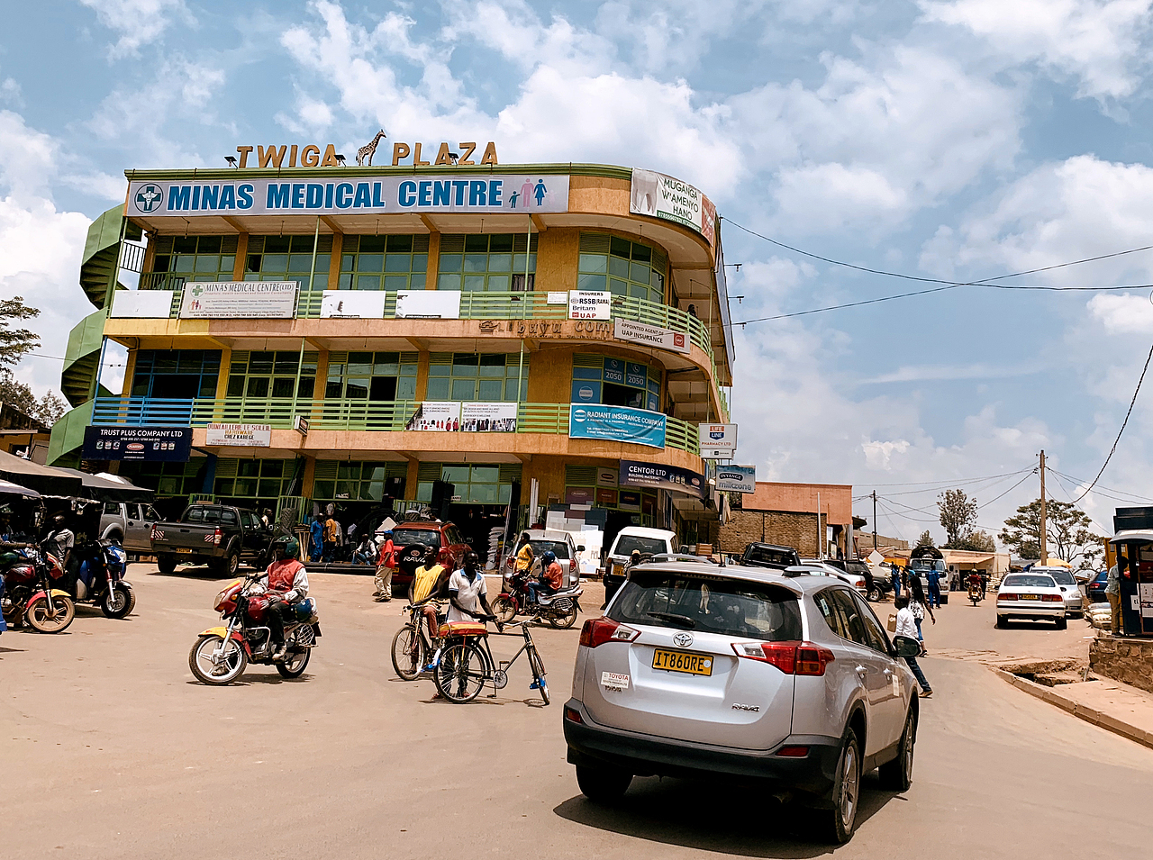 进入首都基加利城区,虽物资尚贫乏,但生活依然有序.