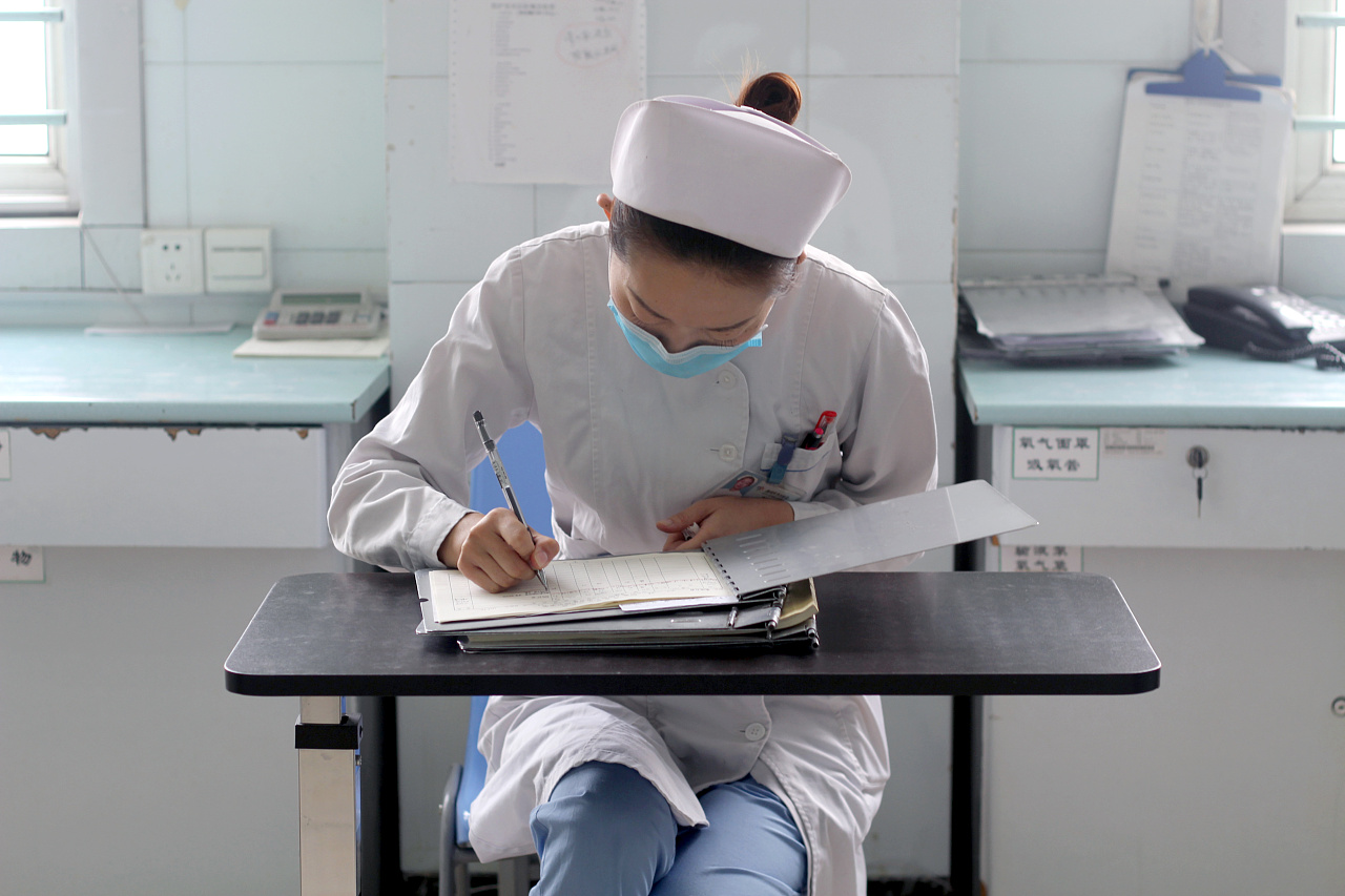 住院的老年人和护士-蓝牛仔影像-中国原创广告影像素材