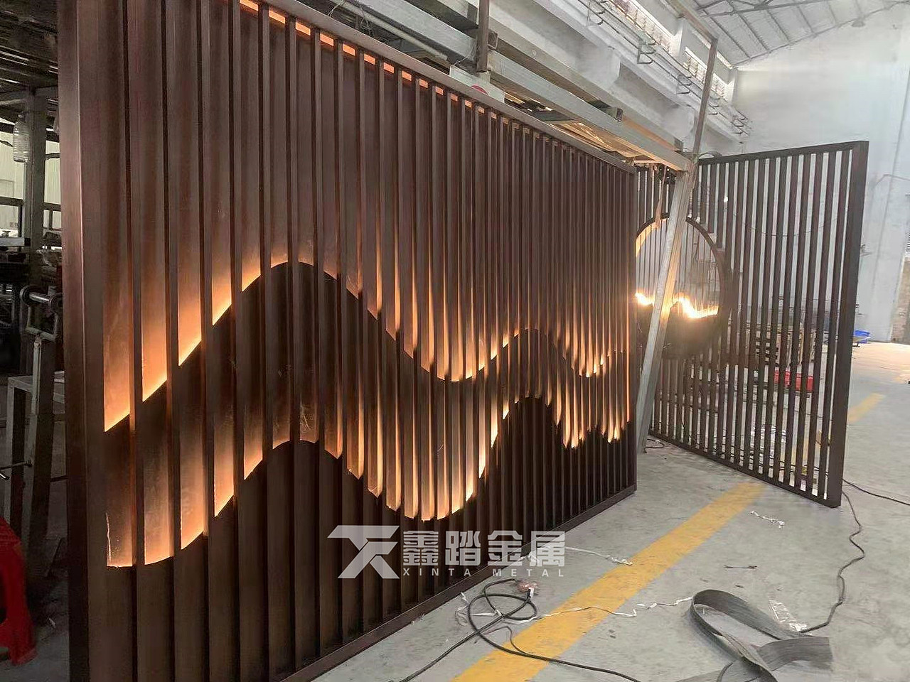 发光不锈钢山峦屏风 别墅艺术背景墙山峦造型格栅厂家