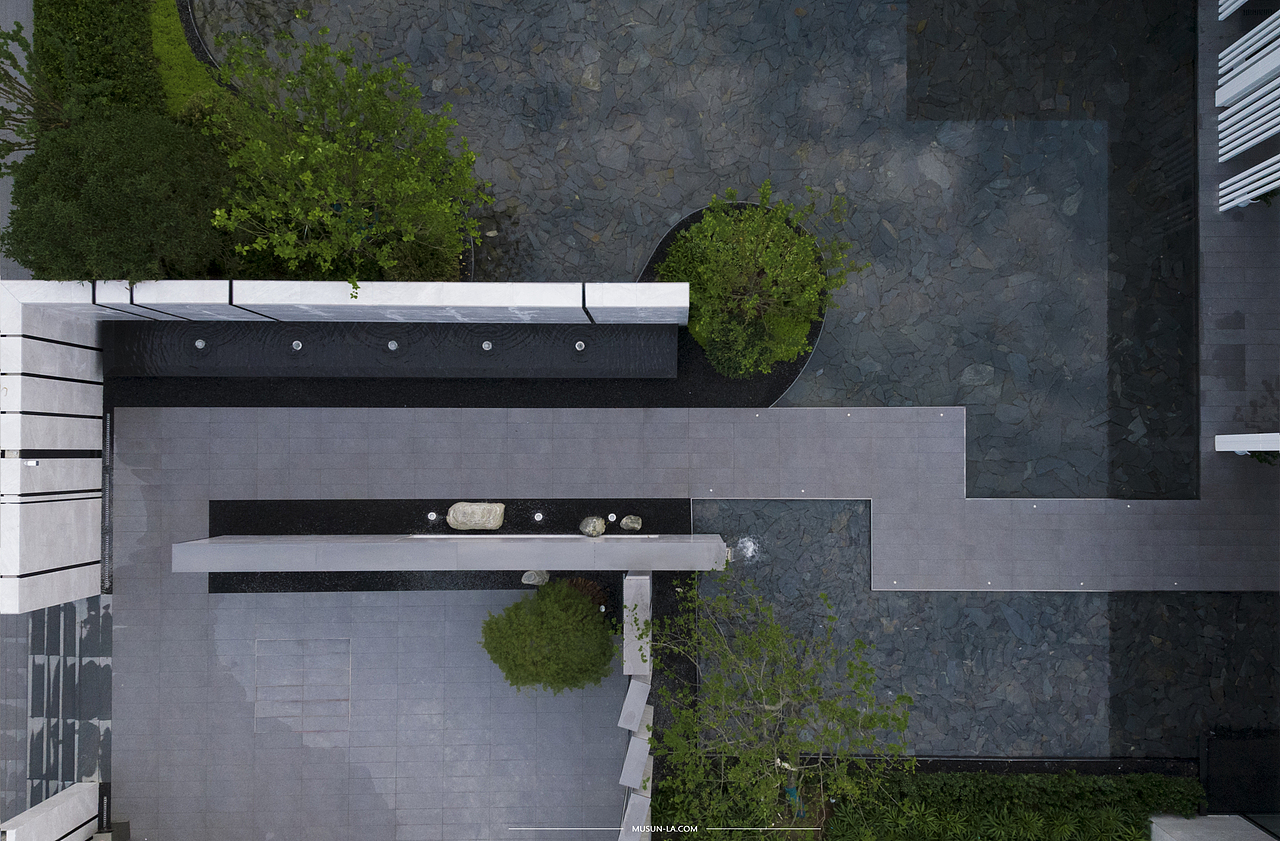 交错的景墙,围合出书谷空间.