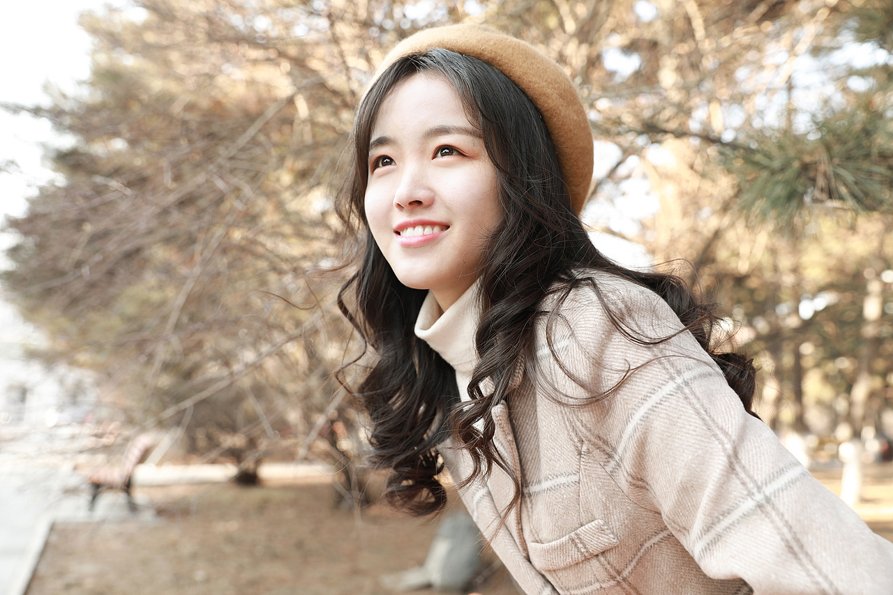 秋季校园少女冬日暖阳