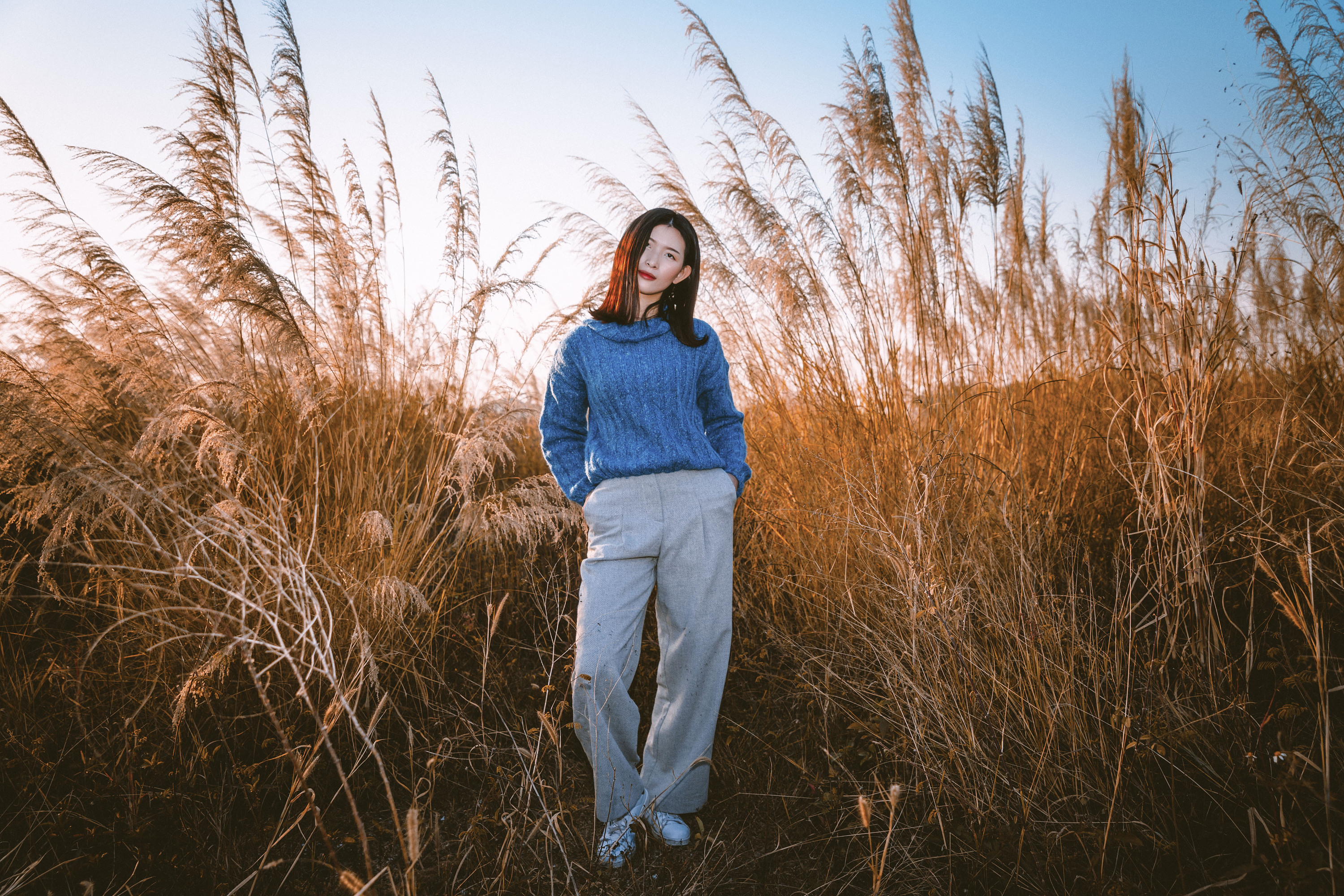 芦苇荡里的时尚姑娘