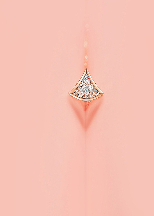 皎皎明月,灿烂银河
牛郎织女共渡鹊桥,生世相恋<br>引首翘足,小爱神丘比特的箭何时射向心尖<br>从神话传说,到人间男女,唯有爱,能开启无限可能<br><br>如爱神的翅膀纯洁、闪耀、散发迷人光芒<br>带着爱与美的理想漫游,交织于钻石的夺目光芒<br>这个七夕,倾听心的亿万旋律,让它指引你走向爱的正确路途