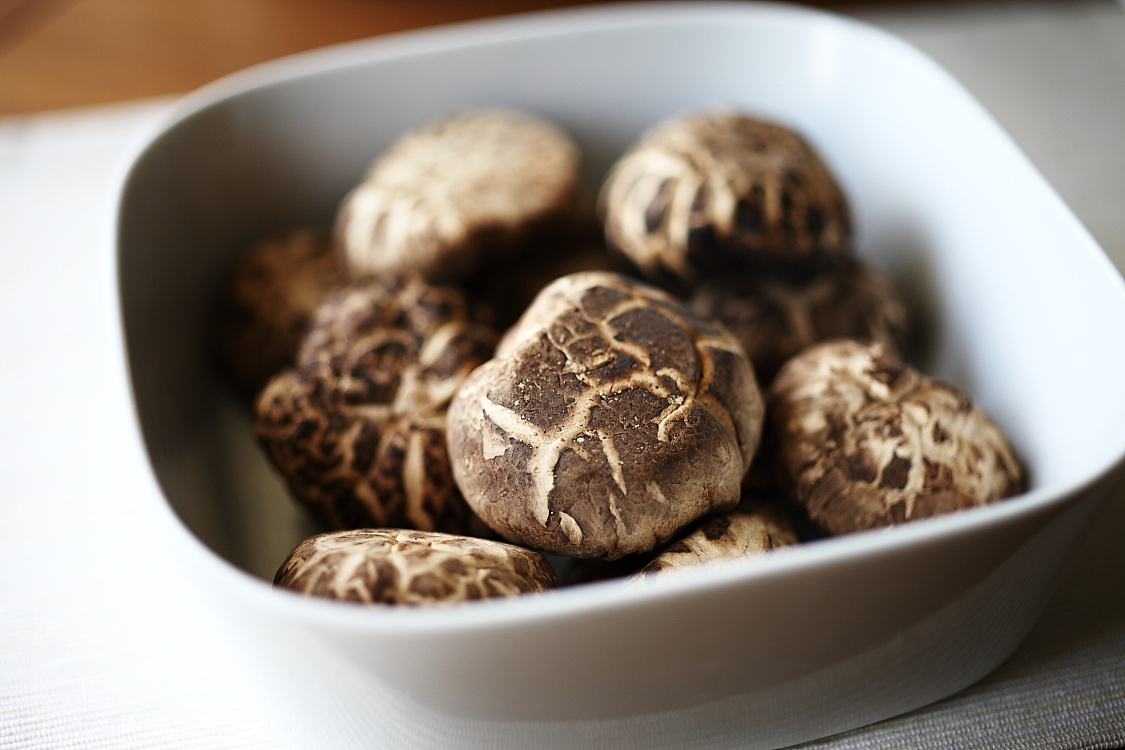 白花菇主题养生菜白花菇烧鸡腿白花菇扒青江白花菇扒豆腐附做法