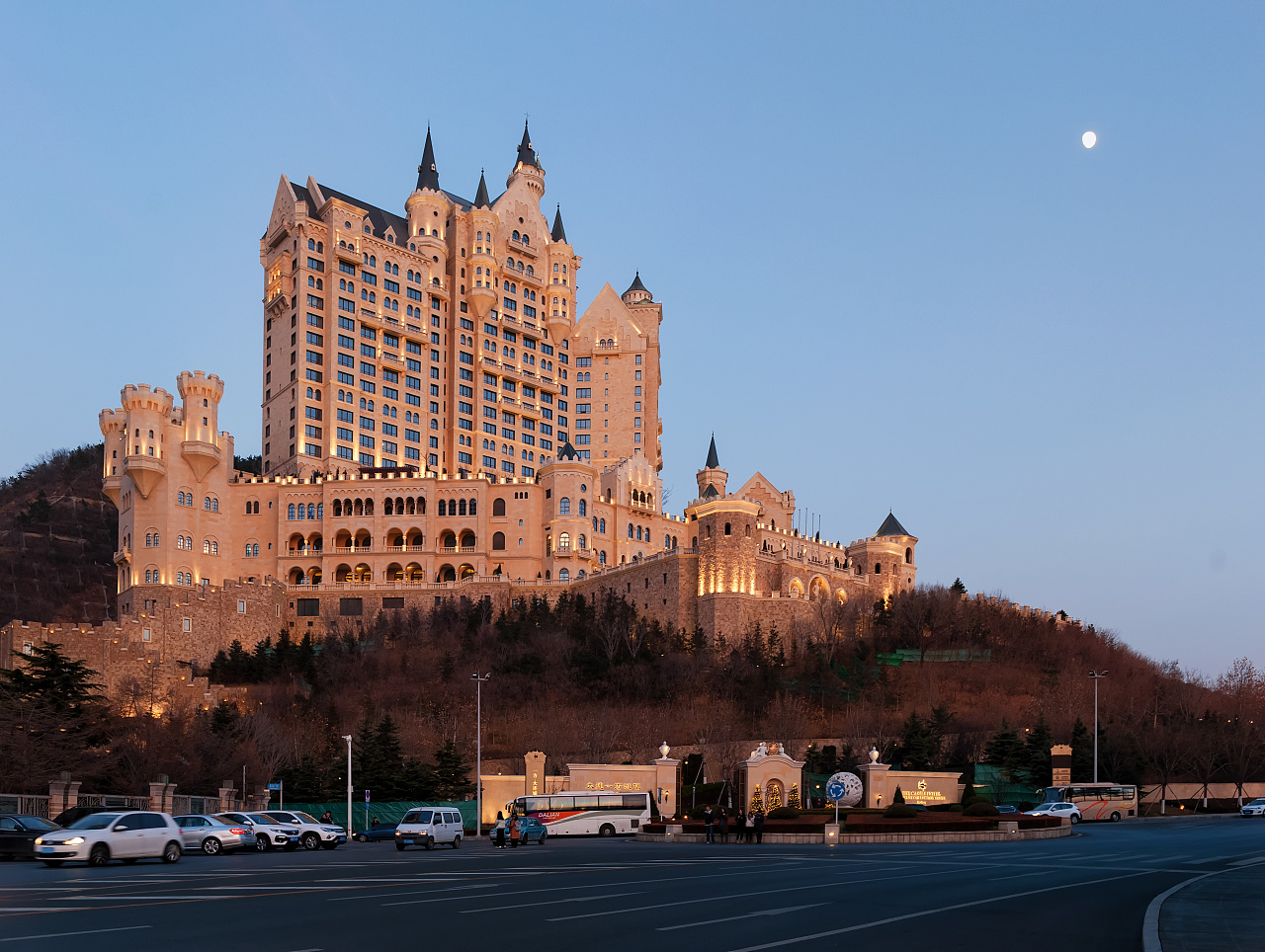 大连城堡酒店夜景高清图片下载-正版图片500748521-摄图网