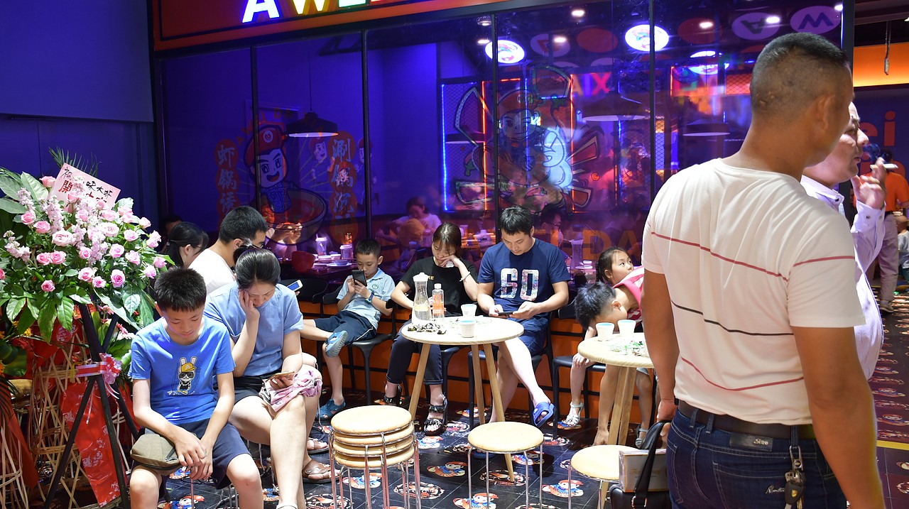 阿味大虾火锅连锁餐饮旗舰店实景拍摄 - 连锁加盟品牌（图ZMTcyNDkwMDI0） - 人像摄影 - 站酷设计师英皇视觉原创素材 - 站酷ZCOOL