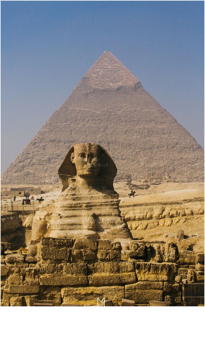 略带着一些雾气(或者雾霾)的哈夫拉金字塔还保留着顶端外侧的一些平滑