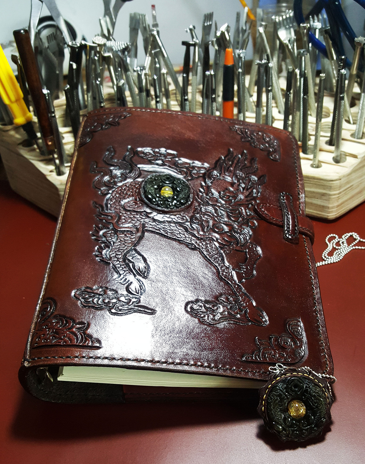 黑曜石镶嵌配雕花麒麟花纹专属定制头层牛皮笔记本