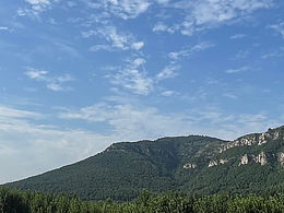 服務(wù)區(qū)的山