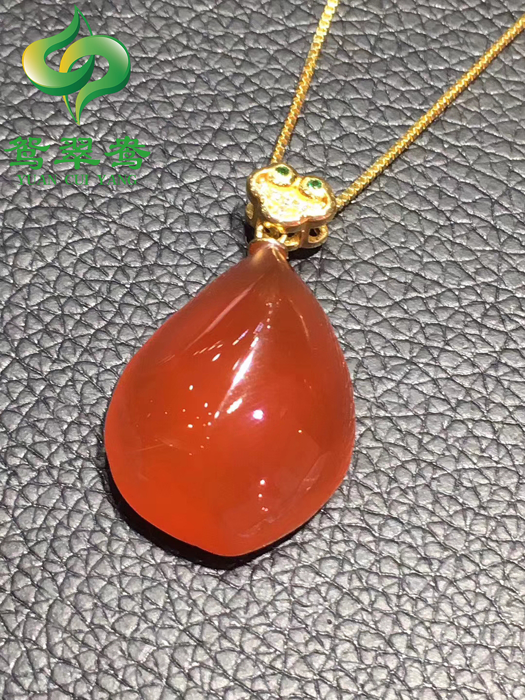 《鸳翠鸯珠宝》南红玛瑙项链吊坠那些设计镶嵌之处只让你感觉一种欲望,性感、奢华、源精,就像一场可以期待的跑遇。