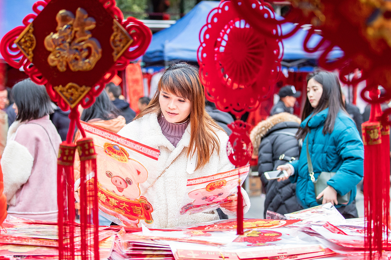 2019年1月29日,市民在重庆市南川区鼓楼广场选购新年饰品。