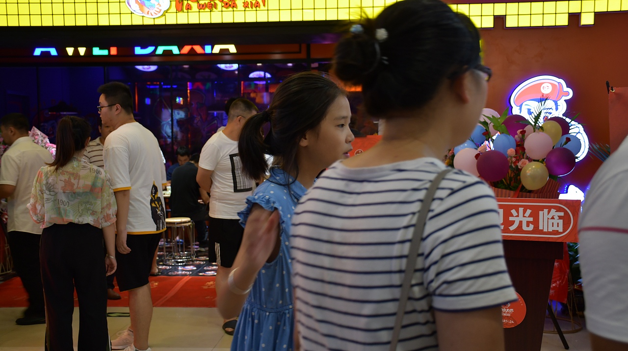 阿味大虾火锅连锁餐饮旗舰店实景拍摄 - 连锁加盟品牌（图ZMTcyNDkwMTI4） - 人像摄影 - 站酷设计师英皇视觉原创素材 - 站酷ZCOOL