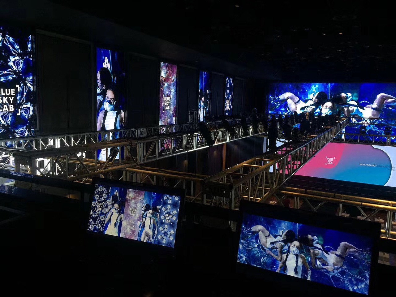 这是在二楼后台拍摄的会场，可惜脚手架挡住啦，现场想过还是挺好的！