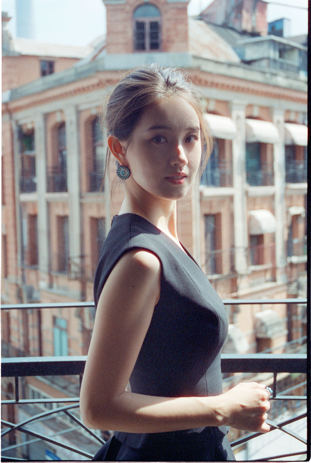 用胶片在外滩拍了演员郭宇欣