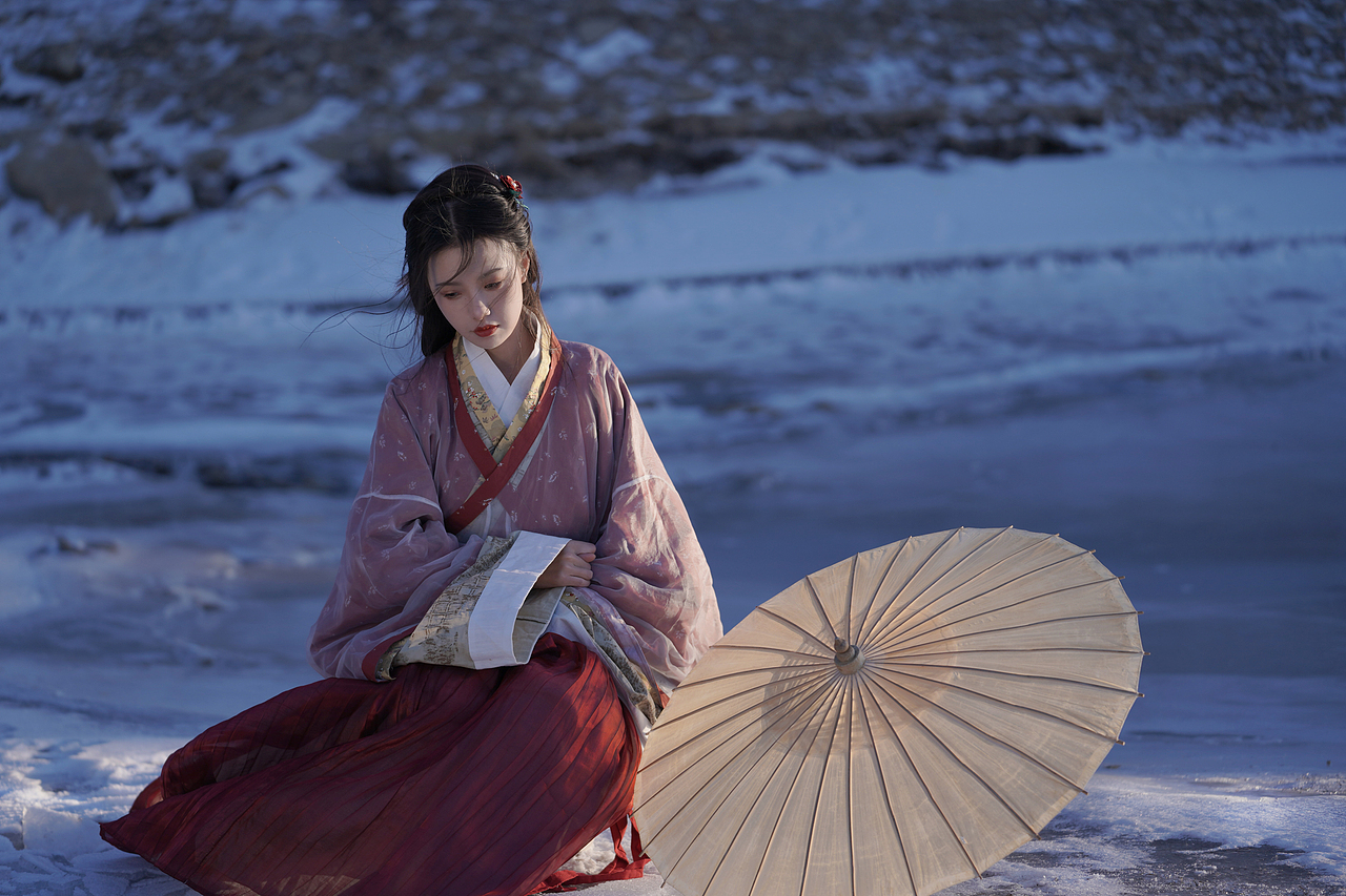 月色与雪色之间,你是第三种绝色