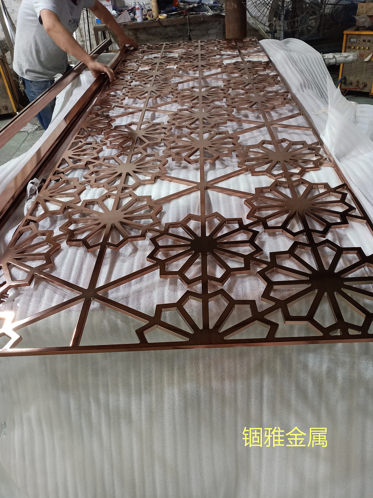 家庭装修仿古铜铝板镂空屏风花格装饰艺术效果极好（图ZMjU3MTUzMTQw） - 家装设计 - 站酷设计师锢雅18566019743原创素材 - 站酷ZCOOL