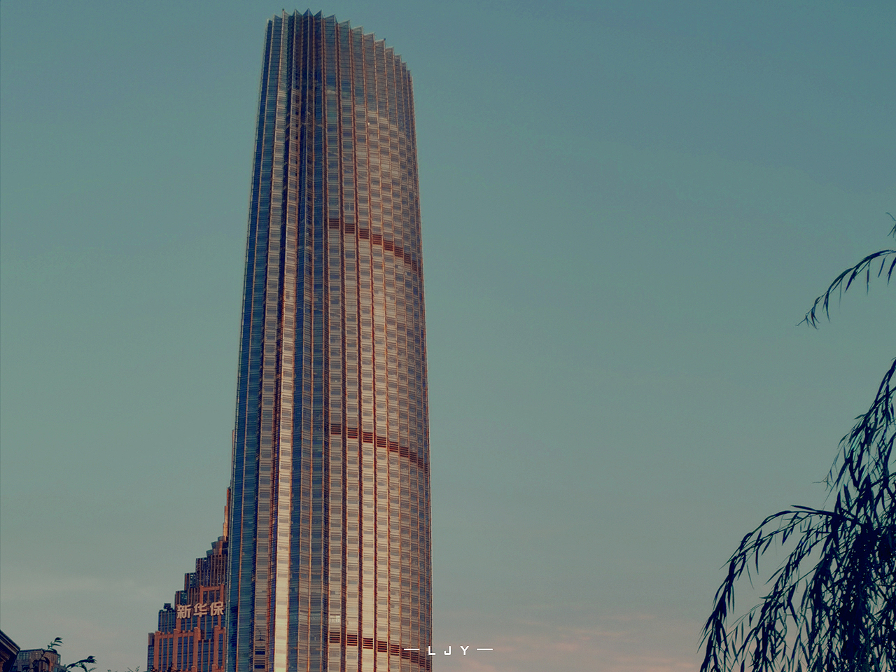 时间:2020.9.19 17:43
地点:海河中心广场公园<br>“世界上美好的东西不太多,立秋傍晚从河对岸吹来的风,和二十来岁笑起来要人命的你。”