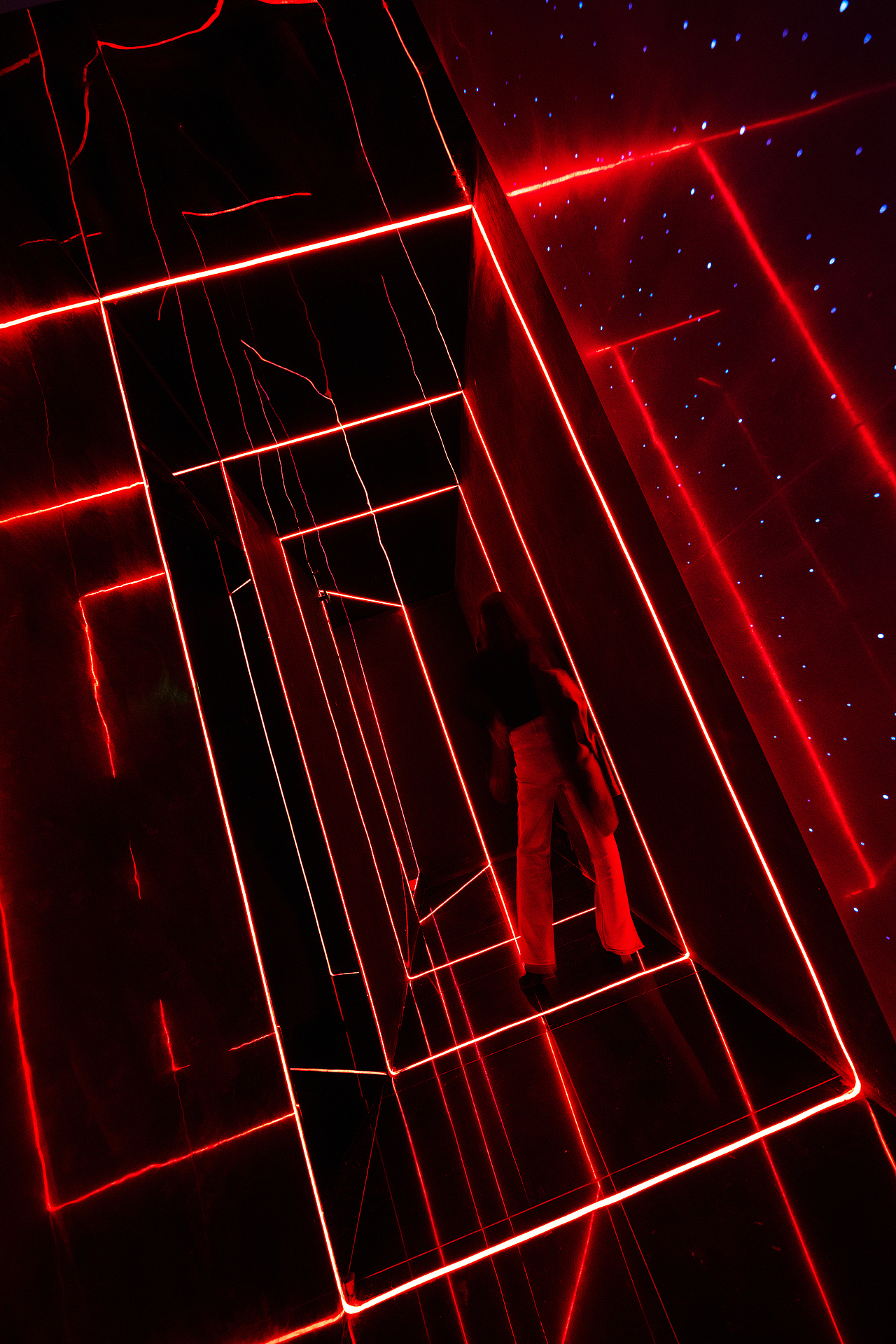 常态里的反常规
<br>“店内座位按形式、氛围的不同，有序地分为三个层级；端景使用了透光混凝土，瞩目的黑洞图案引导顾客向内；酒架区作为空间核心，聚焦顾客视线...”<br>比起这些设计上的常规手法，我们更在意一些反常规：