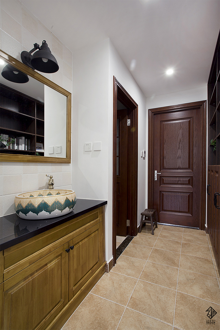 走廊过道放置了一个客卫用的干湿分区洗手柜,古色古香的陶瓷台上盆,蛮