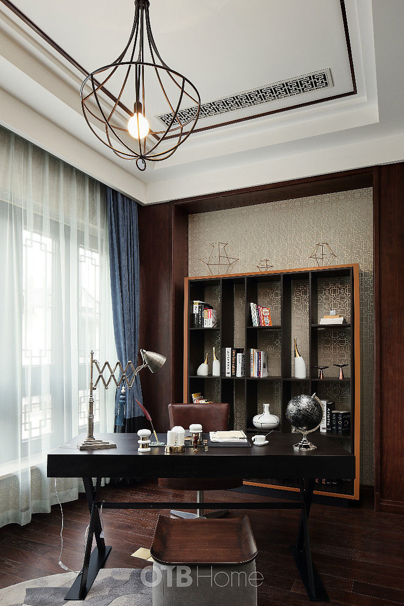 书房
主卧室书房中书柜采用现场制作,其他家具均采用现代设计感的家具,极力围绕现代中式的整体设计理念<br>