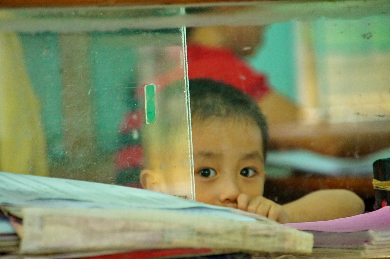 东南亚,橱窗内,孩子好奇的眼神。