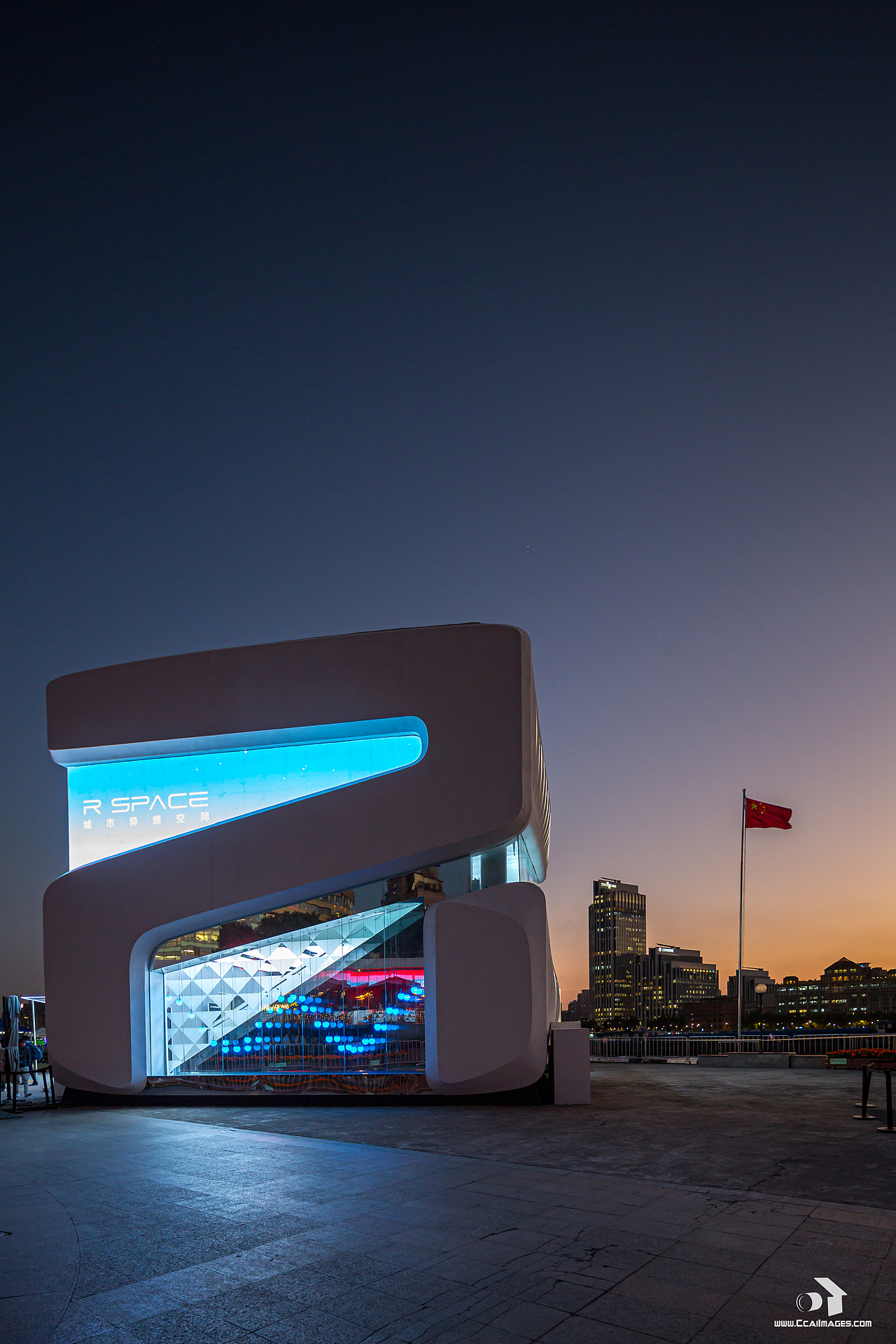 R SPACE ON THE BUND / 城市异想空间汽车展厅