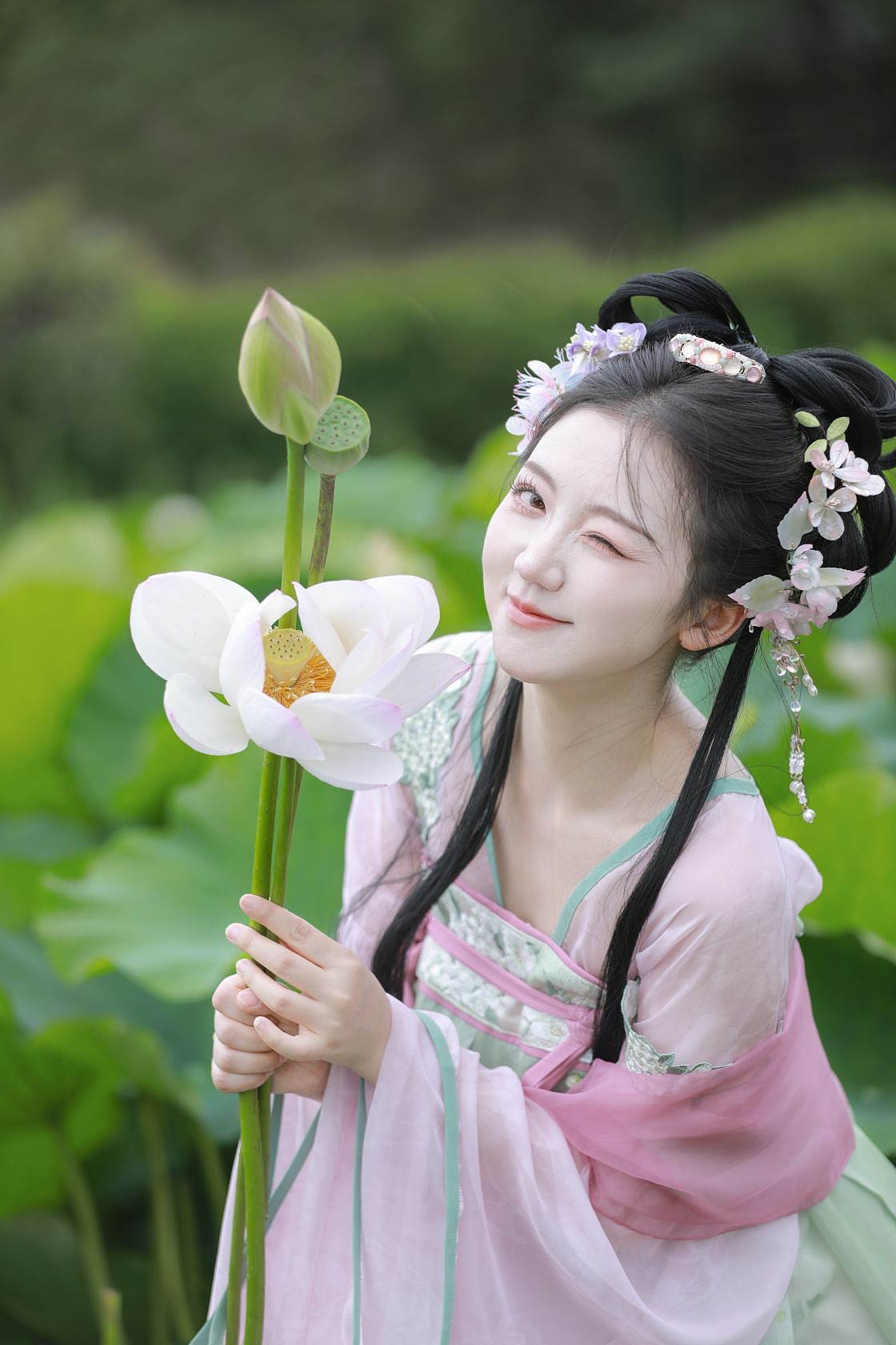 荷叶罗裙一色裁，芙蓉向脸两边开