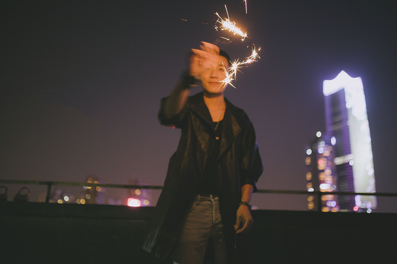 微光（图ZMTAwNjEwNTg0） - 人像摄影 - 站酷设计师花犯辛未原创素材 - 站酷ZCOOL