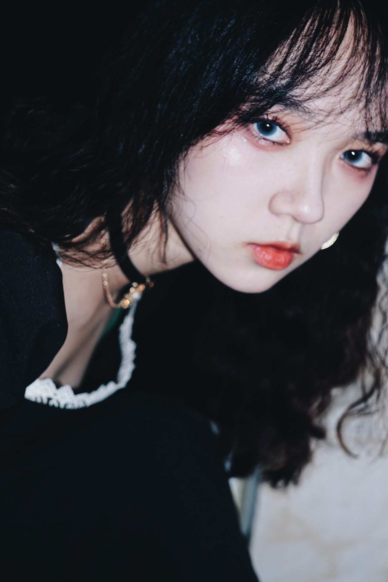 躲在黑影的背后