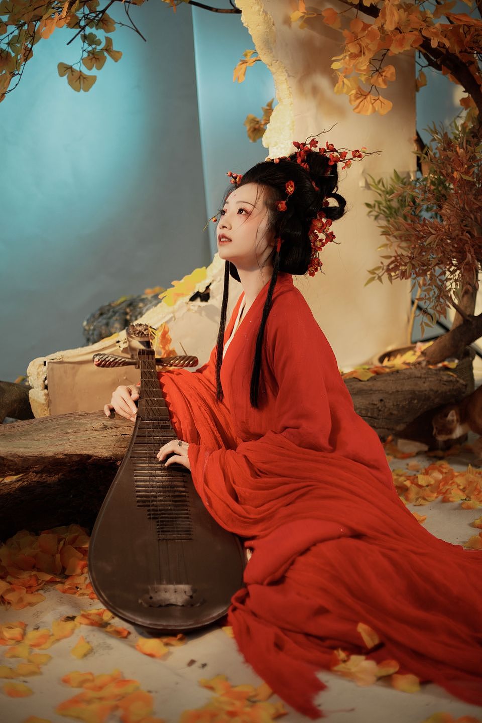 白墙银杏（图ZMzI1NTQzOTMy） - 人像摄影 - 站酷设计师摄影师王野原创素材 - 站酷ZCOOL