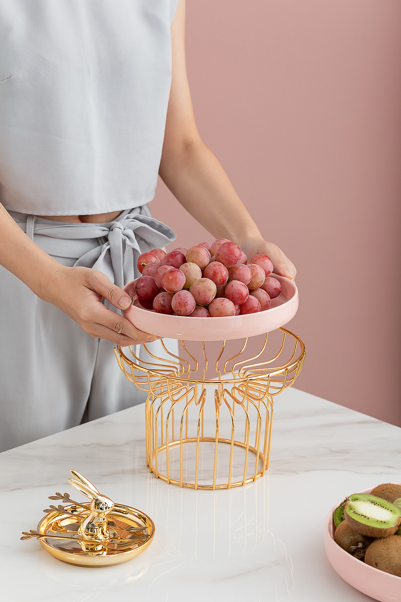 轻奢粉红金架果盘