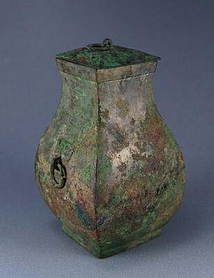 钫,酒器,即方壶。战国末年改称钫,多为素面,流行于战国末期至汉代。造型为方身,长颈,大腹,圈足,带盖。少数器身有花纹,花纹不用铜器传统图案,多用菱形或三角形等几何纹饰。