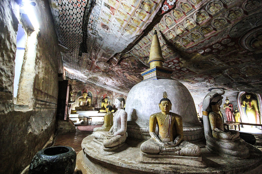 斯里兰卡/丹布勒/山顶上的洞窟寺内沉睡着无数的佛像