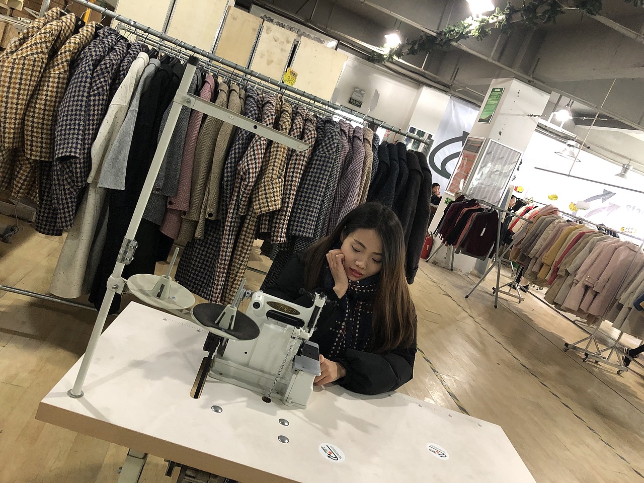 贝形机又叫贝壳机，贝形拷边机，仿钩针拷边机，地毯机