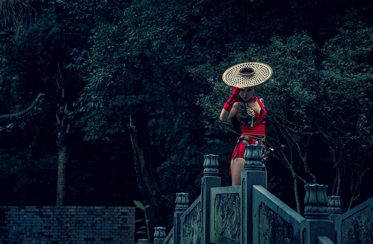 一匹黑马 丨 性感侠女