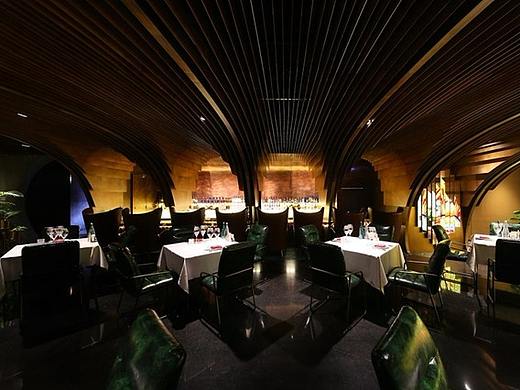 我们不在一个次元-超现实主义餐厅室内设计