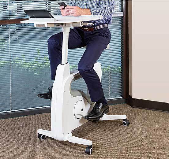 带有桌子的健身自行车