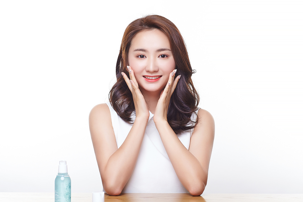 悦芙媞护肤品模特图