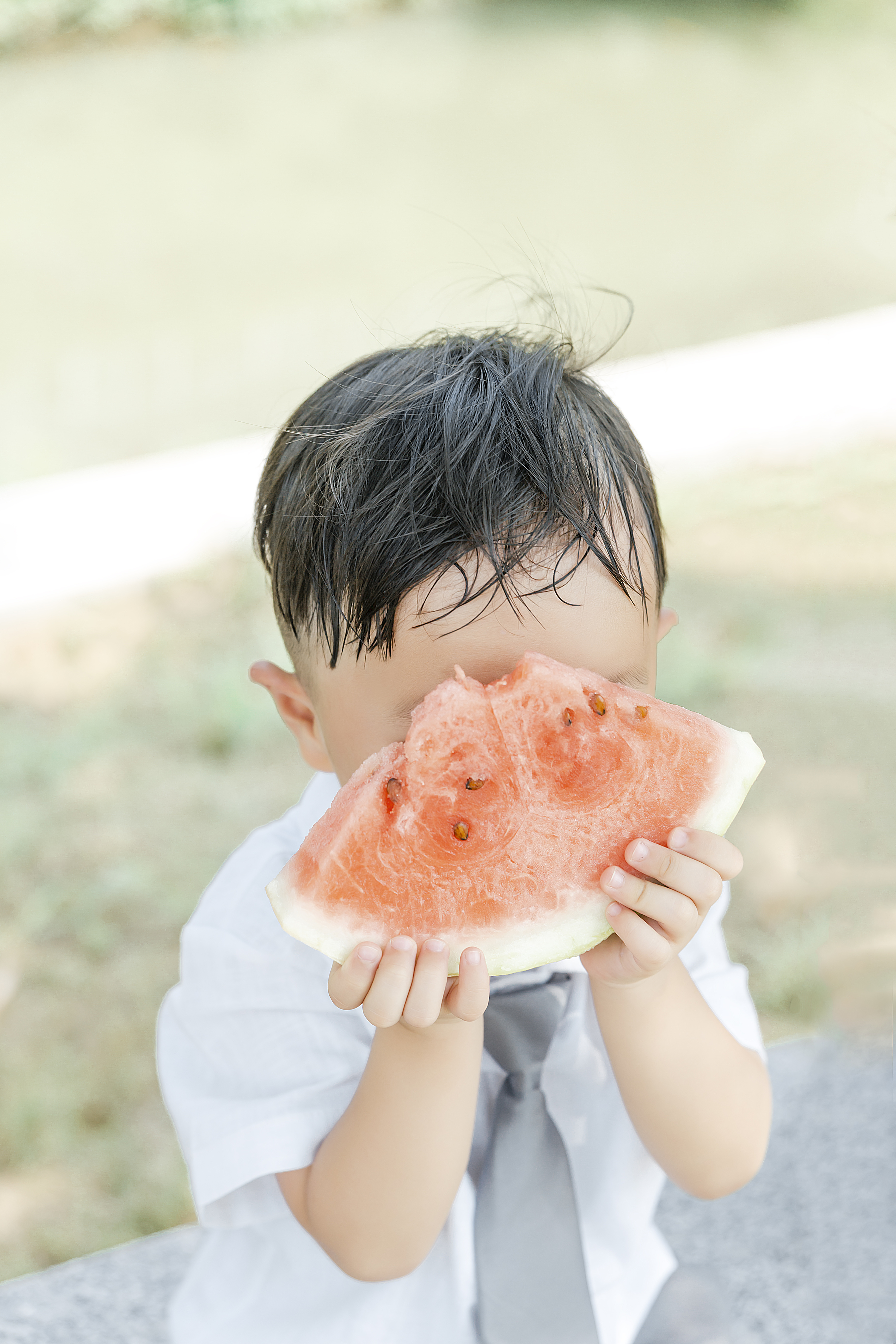 夏日吃瓜小男孩