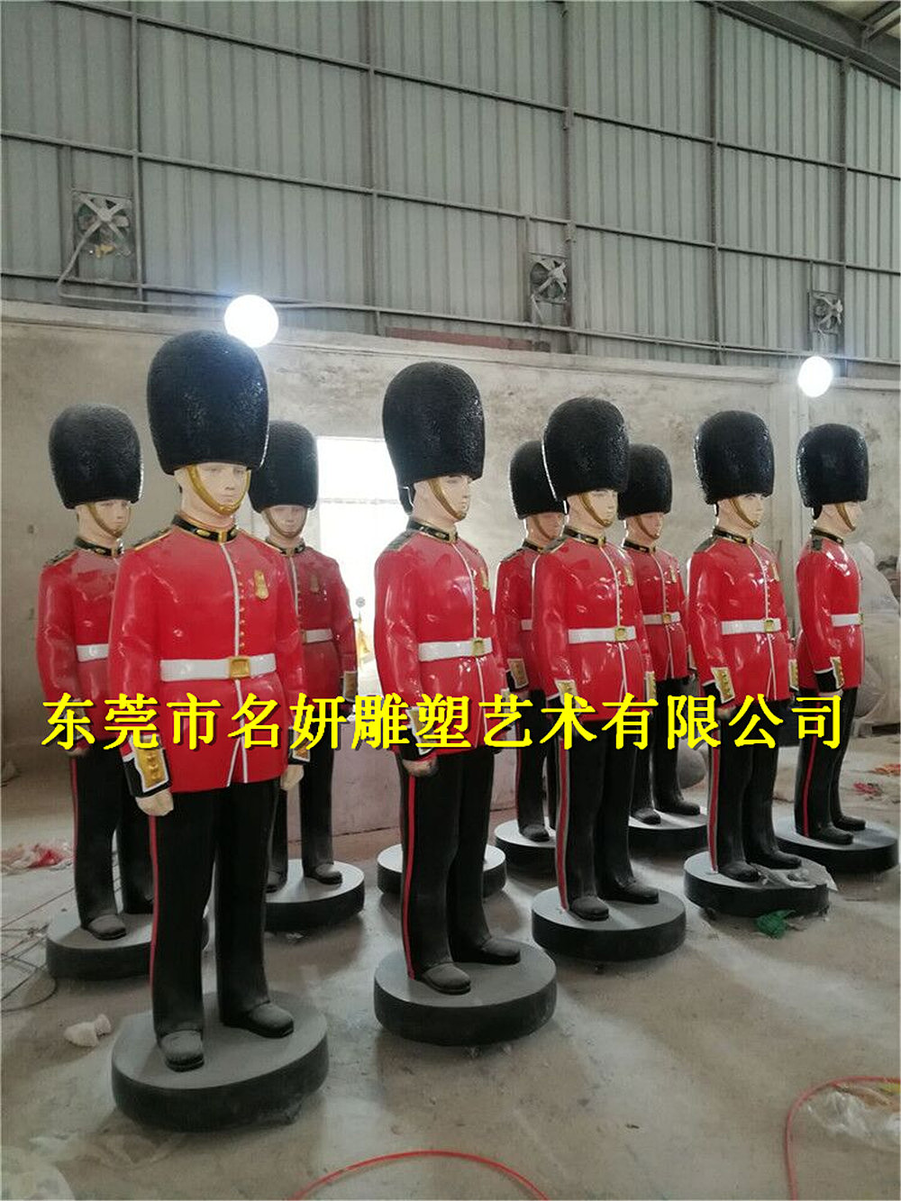 精兵强将的玻璃钢英国皇室卫兵士兵人像雕塑玲珑有致